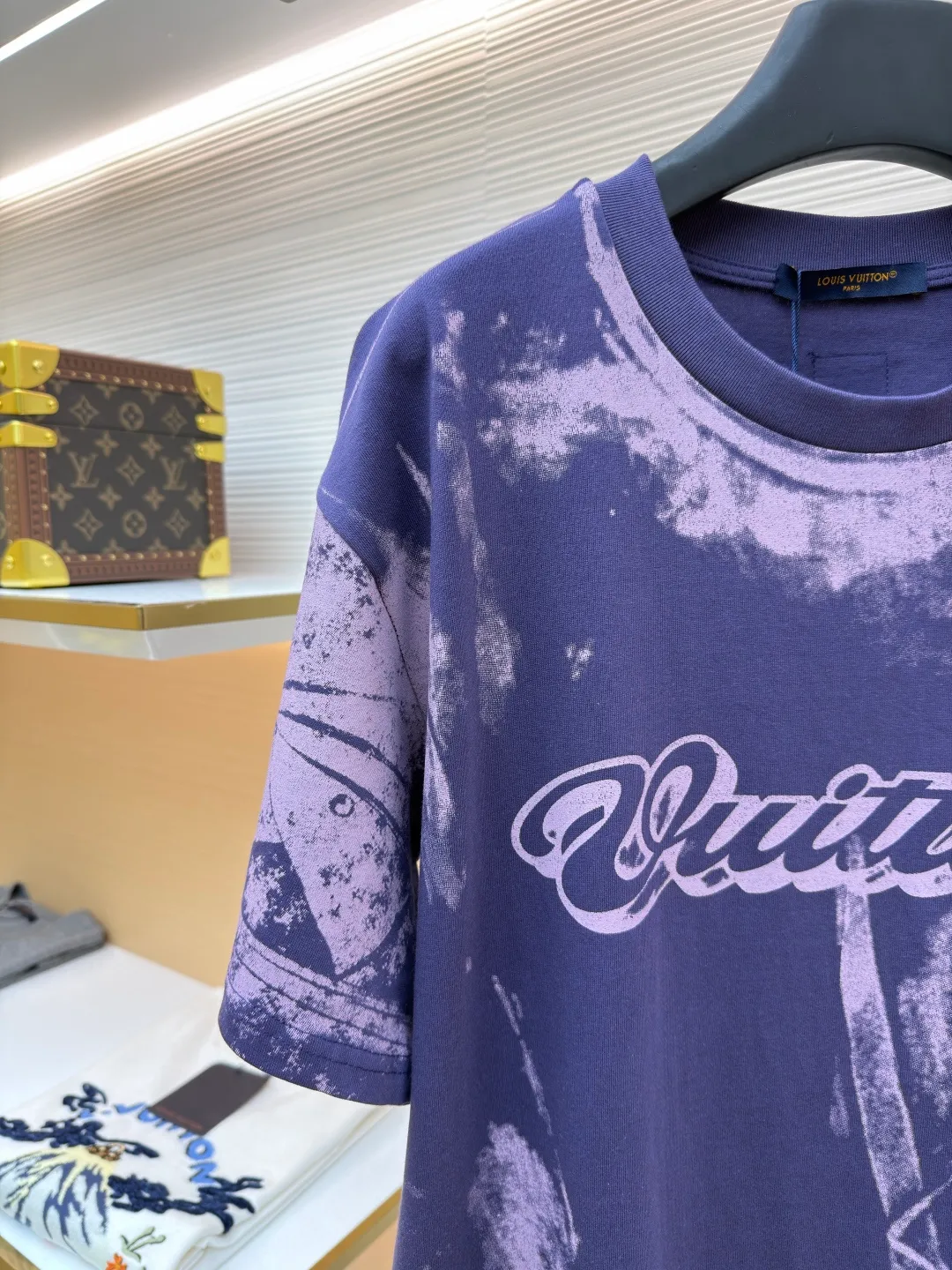 LOUIS VUITTON Overprinted round neck illusion printed short-sleeved T-shirt ●Original version: Purchased and developed by 8563 ●Item number: 1682466-A20 ●Fabric: cotton fabric ●Technology: Printing ●Color: Khaki Brown ●Version: Fitted version ●Weight: about 300 grams ●Size: S-M-L-XL ●Description: This Louis Vuitton tie-dye lettered short-sleeved T-shirt is made of 260g high-count combed cotton fabric. It has been treated with pre-wash water. The fabric has a soft and skin-friendly touch and a crisp texture, while effectively avoiding the problem of shrinkage and deformation after wearing. The body of the garment uses hand-made tie-dye technology to present a mottled and smudged texture effect. The tie-dye pattern of each piece is unique. It is paired with the classic "Vuitton" letter logo created by embossed silicone printing technology. The printing is processed by high-temperature lamination, which has strong adhesion and is not easy to fall off and crack. The neckline is sewn with double-needle hemming technology and is paired with a ribbed edge design, which is durable and not easy to loosen. The side seams are spliced ​​with embedded clip technology to make the body lines smoother. The overall fabric selection and craftsmanship details continue the brand's high-end clothing standards, taking into account both design and practical wearability. The overall wiring is straight and delicate, the fabric is comfortable and soft, and the color is consistent without color difference. It can be matched with the same style to create a fashionable look and control various occasions. Customized accessories, complete with three standards, same style for men and women!